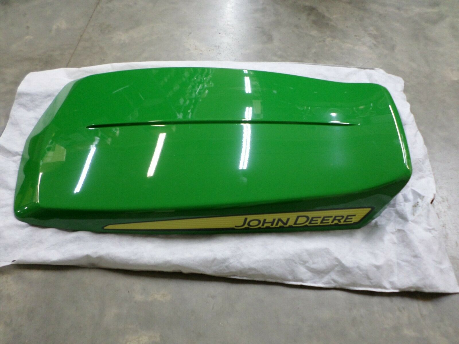 SELECT JOHN DEERE 1023E/1025R/1026R/2025R/2026R HOOD CENTER LVU21690